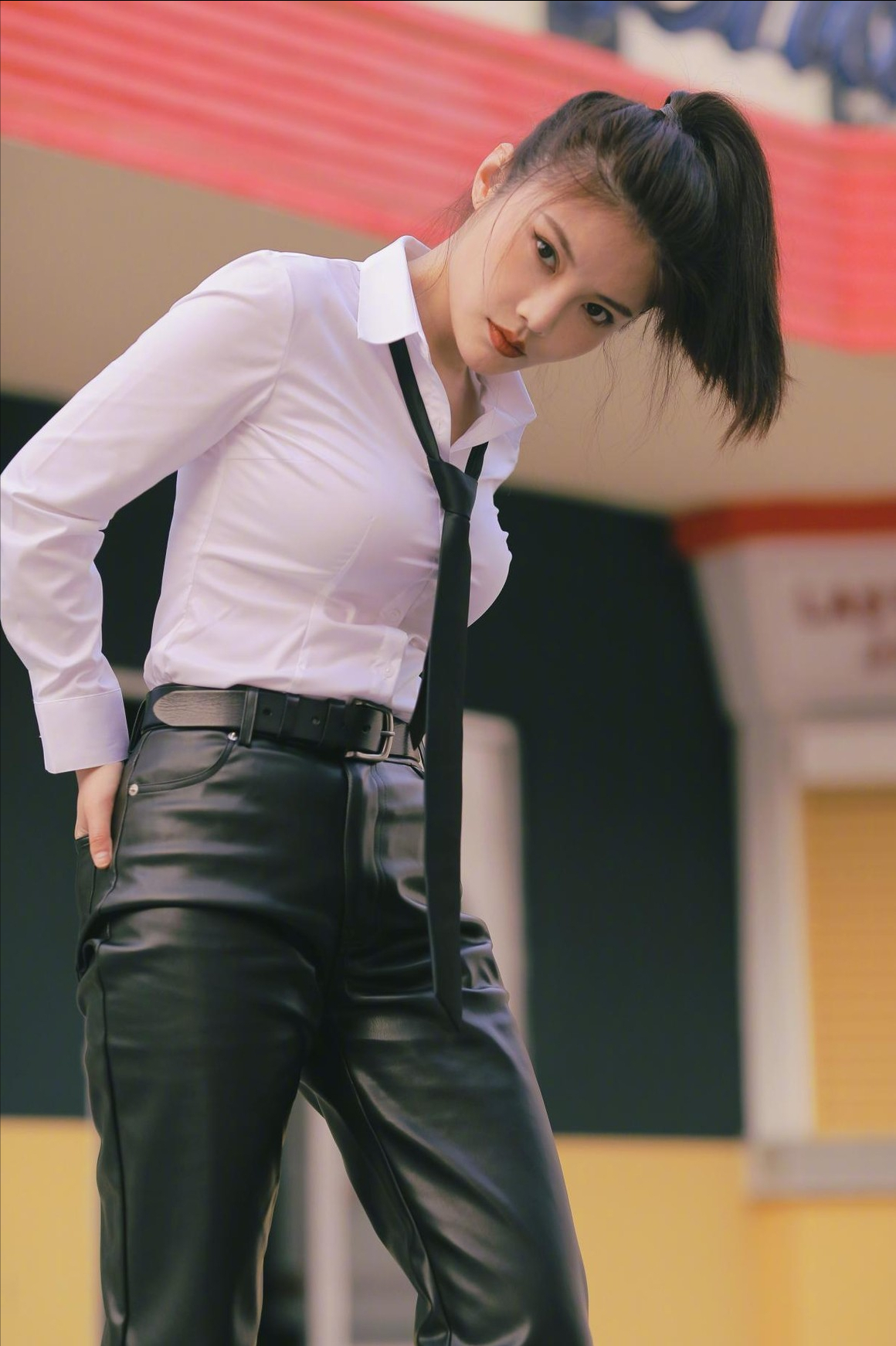 徐冬冬的机车风造型真a白衬衫搭配黑皮裤这次她美得不一样