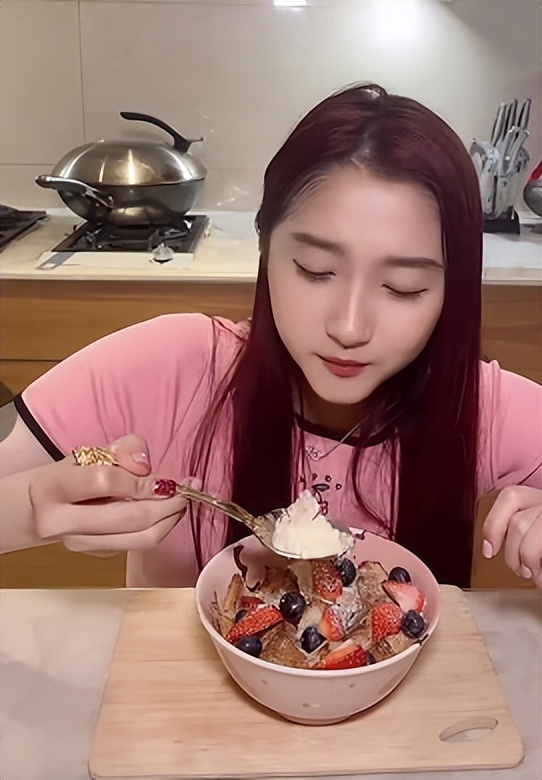 关晓彤豪宅吃减肥餐脸部溜尖大口吃不怕胖