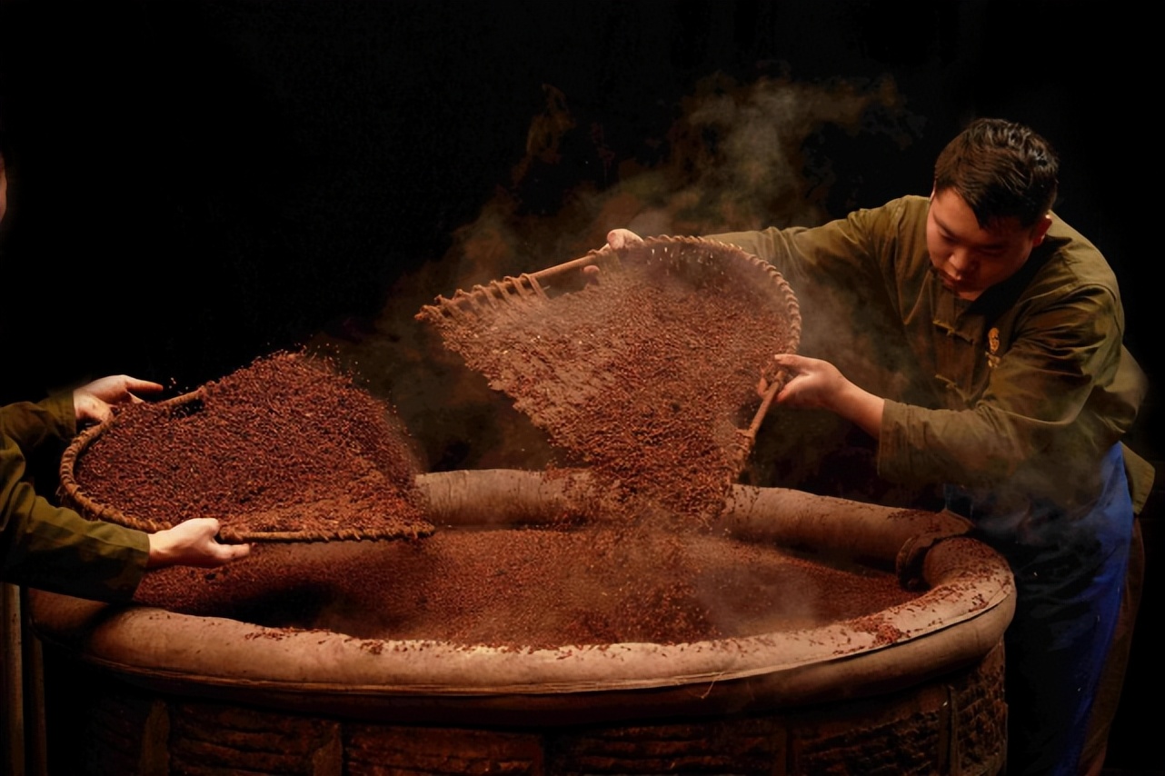 低水分酱酒酿酒时,为了追求酿造正宗的传统低水分极品