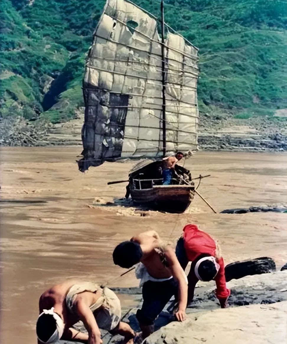 40多年前,淮河运输船靠人力和风行驶,纤夫拉纤的场面太壮观__财经头条