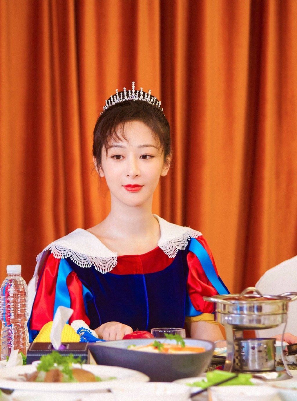 杨紫模仿白雪公主太美了头戴皇冠妆容精致笑容甜美仪态满分