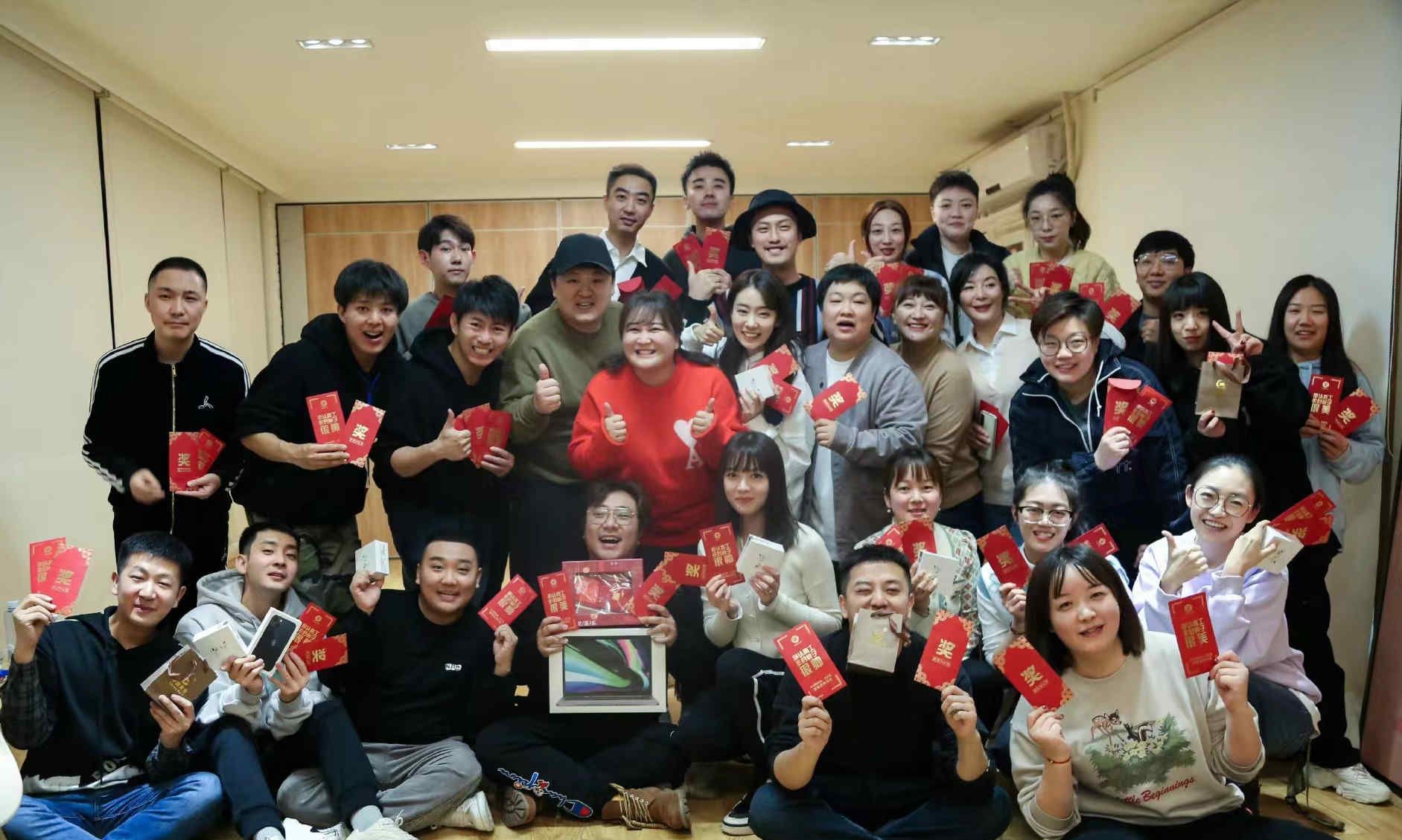 贾玲40岁生日大碗娱乐旗下艺人纷纷送祝福张小斐最暖心