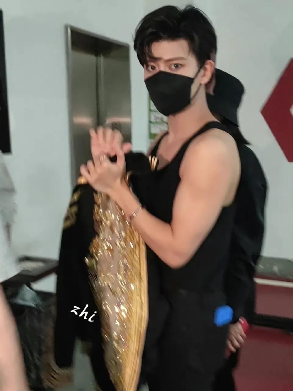 任嘉伦看看嘉伦眼睛瞪得像铜铃,任嘉伦这张图可真的太惊艳了,我们嘉伦