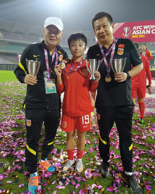 获得一次任意球机会,皮球开出后吊向后点,替补神奇小将周心雨上演神迹