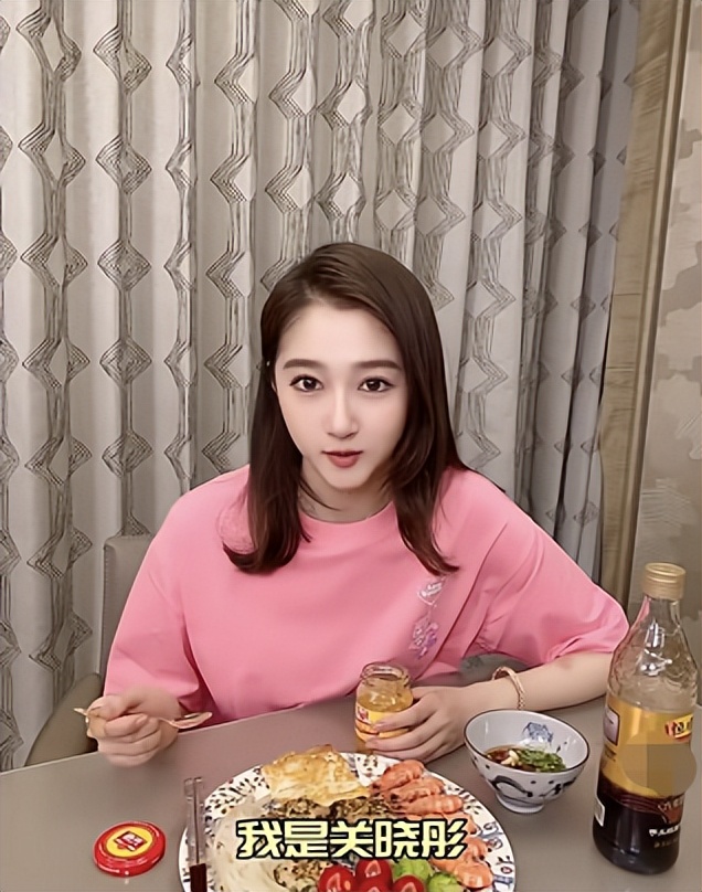 关晓彤豪宅吃减肥餐脸部溜尖大口吃不怕胖
