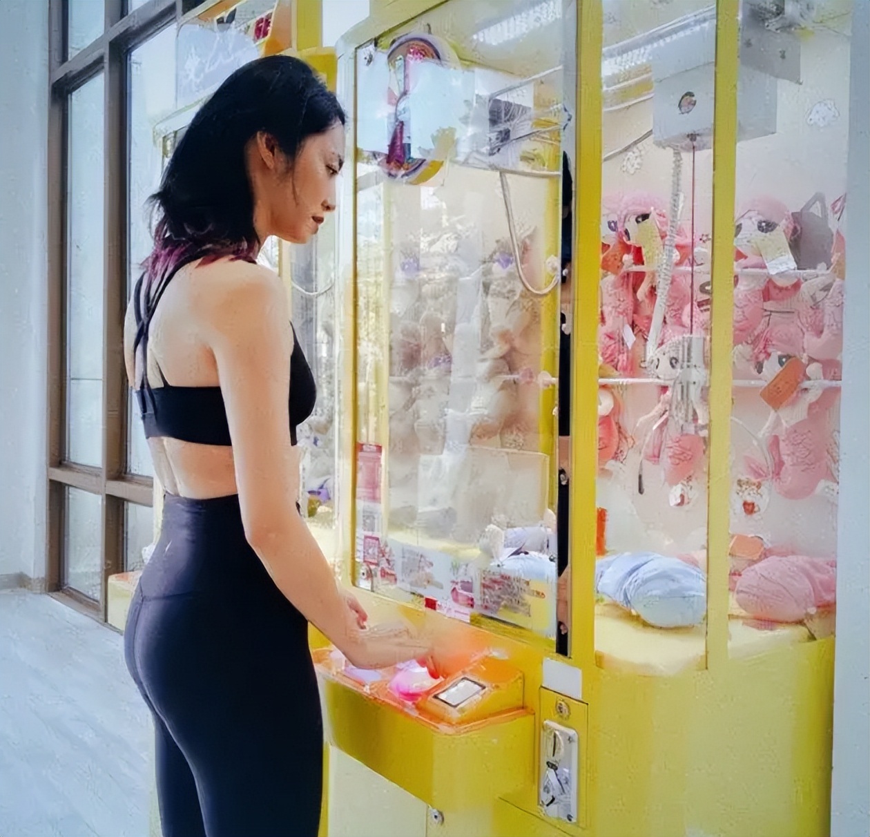 42岁姚晨久违晒健身照运动装展纤腰长腿辣妈身材越活越年轻