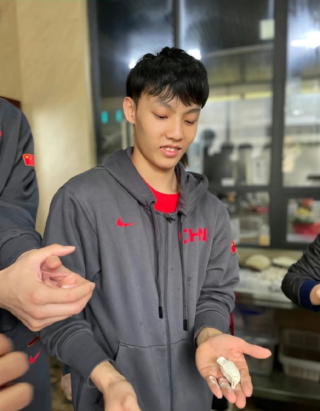 徐杰人气爆棚造访校园被包围小学生欢呼雀跃美女争相合影