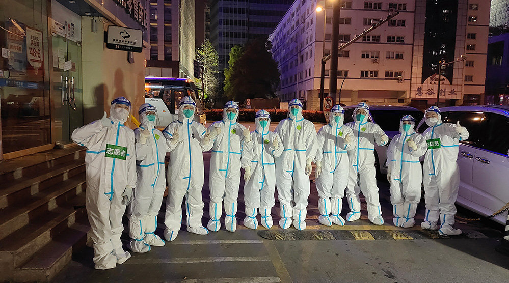 上海战疫 "00后"志愿者与援沪"大白"的约定