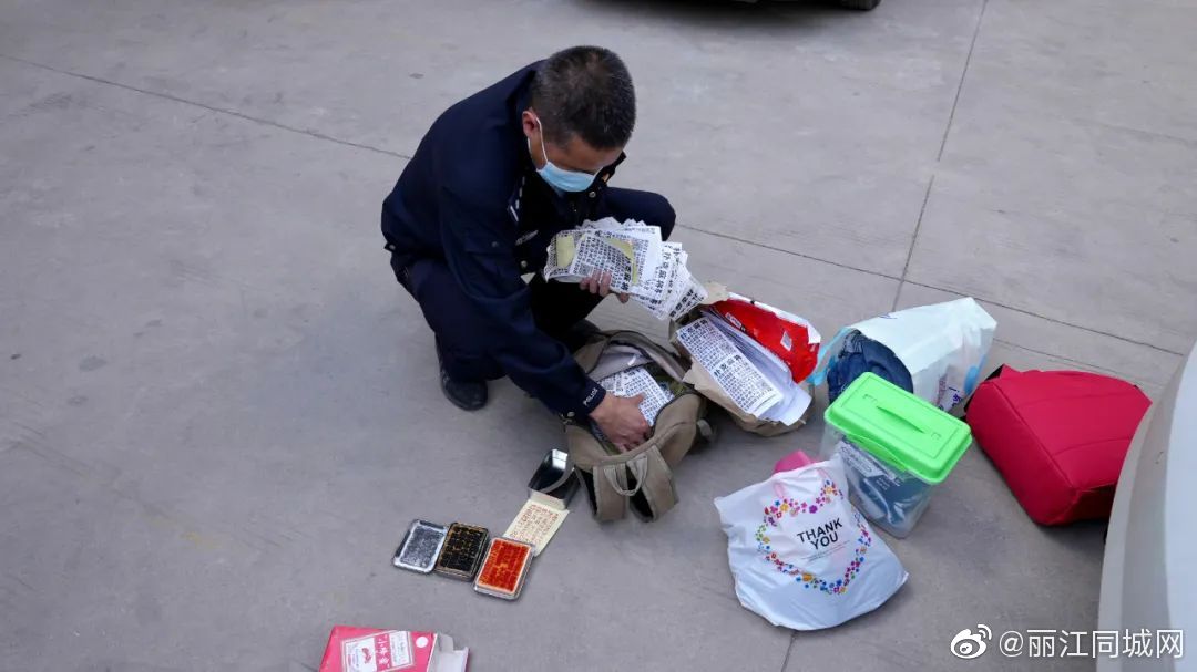 两人在永胜县城随意粘贴小广告被拘！休闲区蓝鸢梦想 - Www.slyday.coM