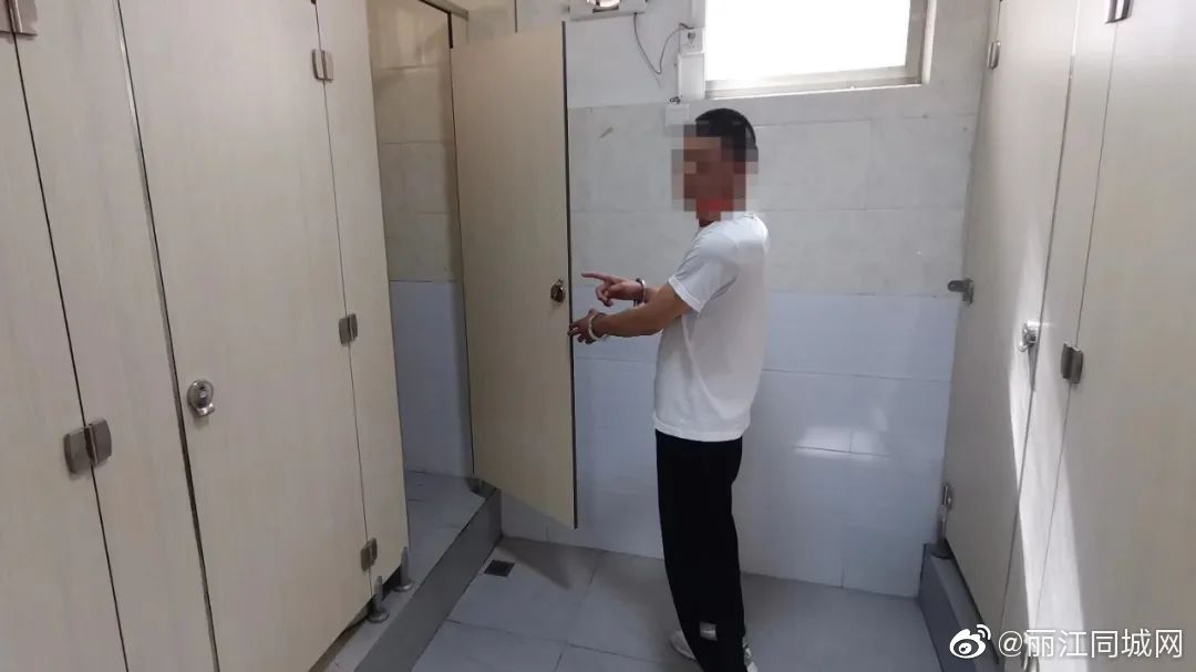 两人在永胜县城随意粘贴小广告被拘！休闲区蓝鸢梦想 - Www.slyday.coM