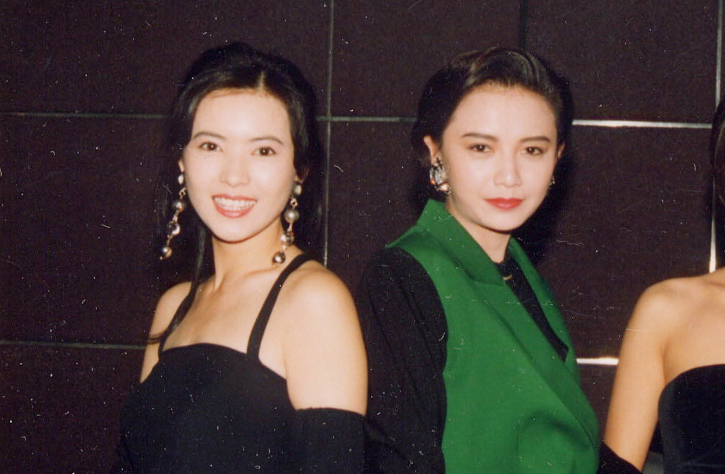 曾华倩配图是自己和蓝洁瑛年轻时候的合影照片,当时她们姐妹一起在tvb