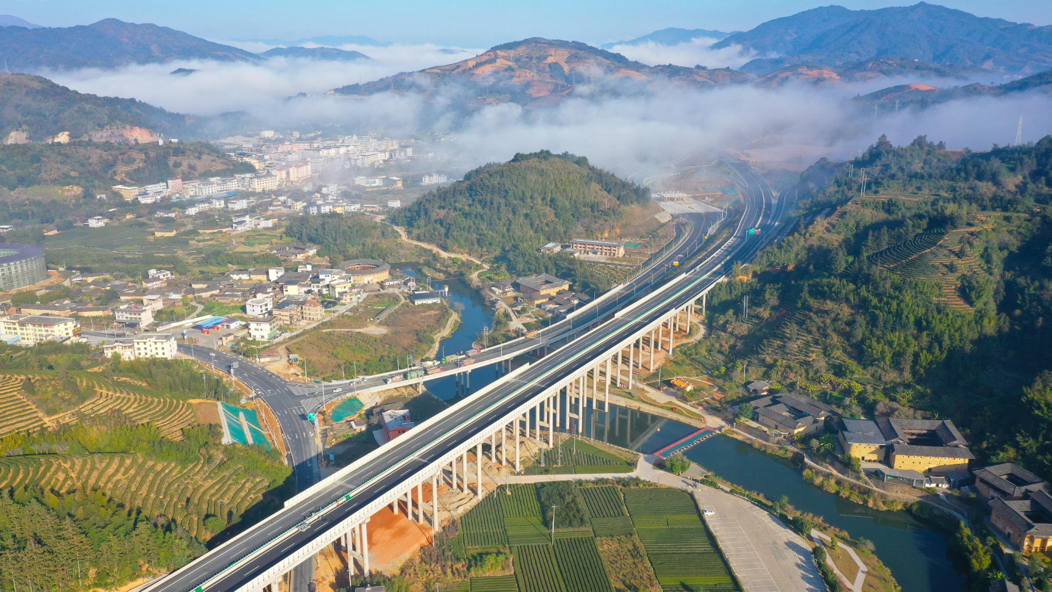 一路领略土楼风光福建漳武高速公路全线通车