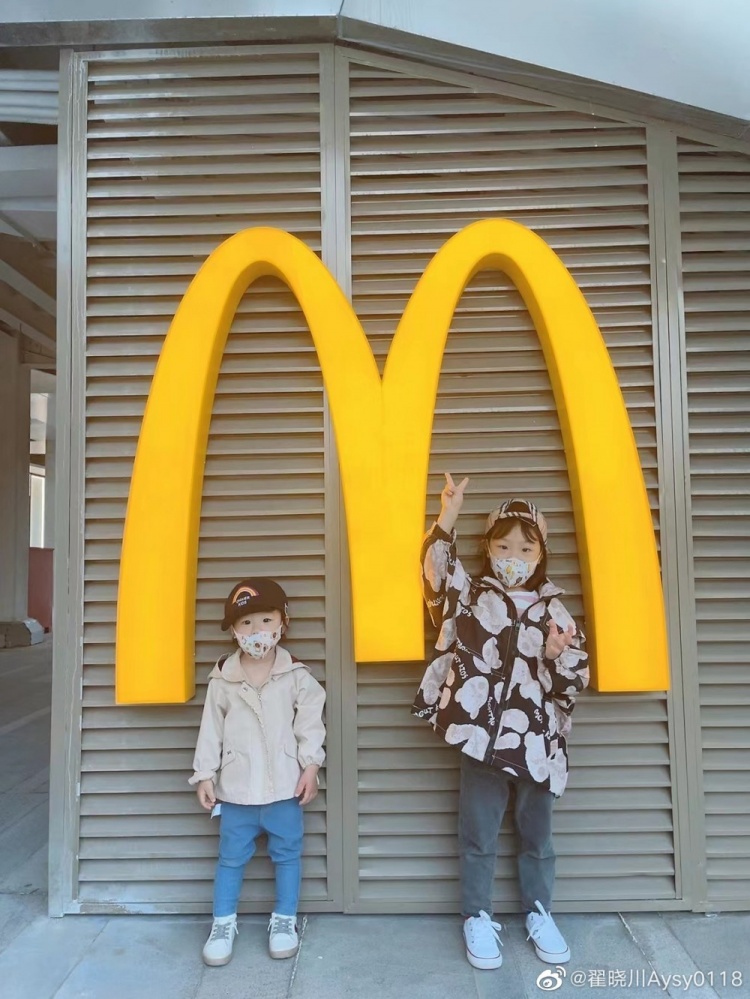 翟晓川微博晒出与两个女儿的户外照姐俩儿长大了000000