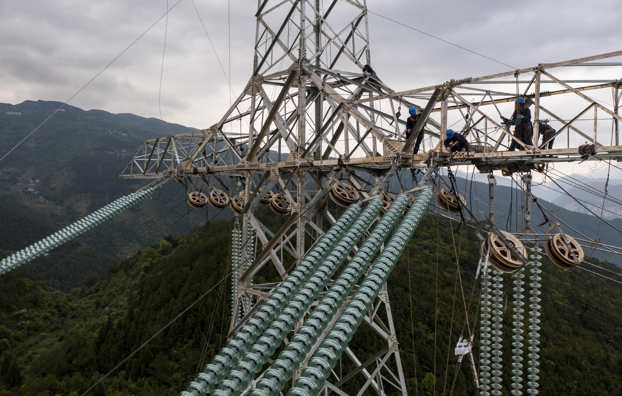 重庆首次完成两个特高压工程同步关键一跨