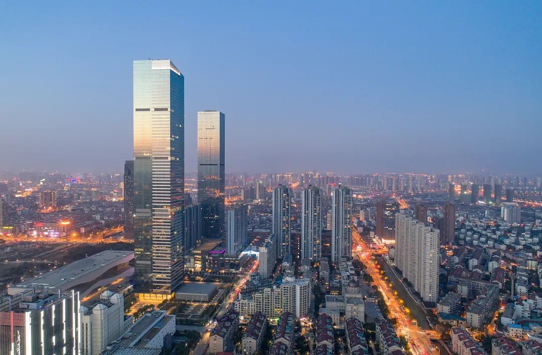 无锡市中心大楼夜景 图源:视觉中国