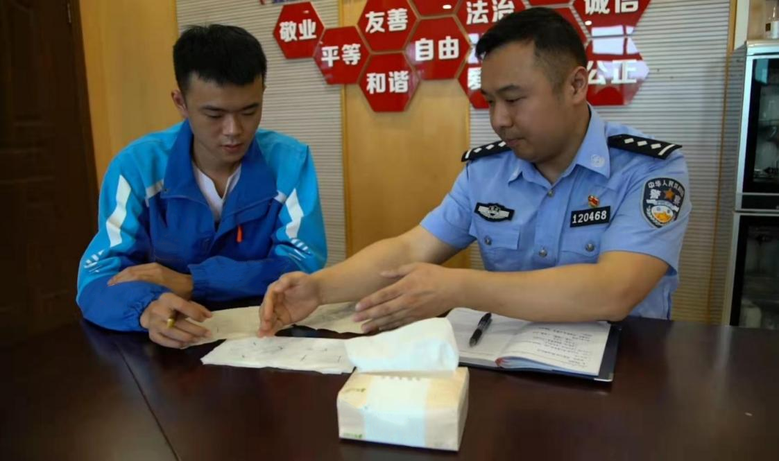 餐巾纸上的反诈阵地 重庆95后劳模骑手成反诈宣传标兵休闲区蓝鸢梦想 - Www.slyday.coM