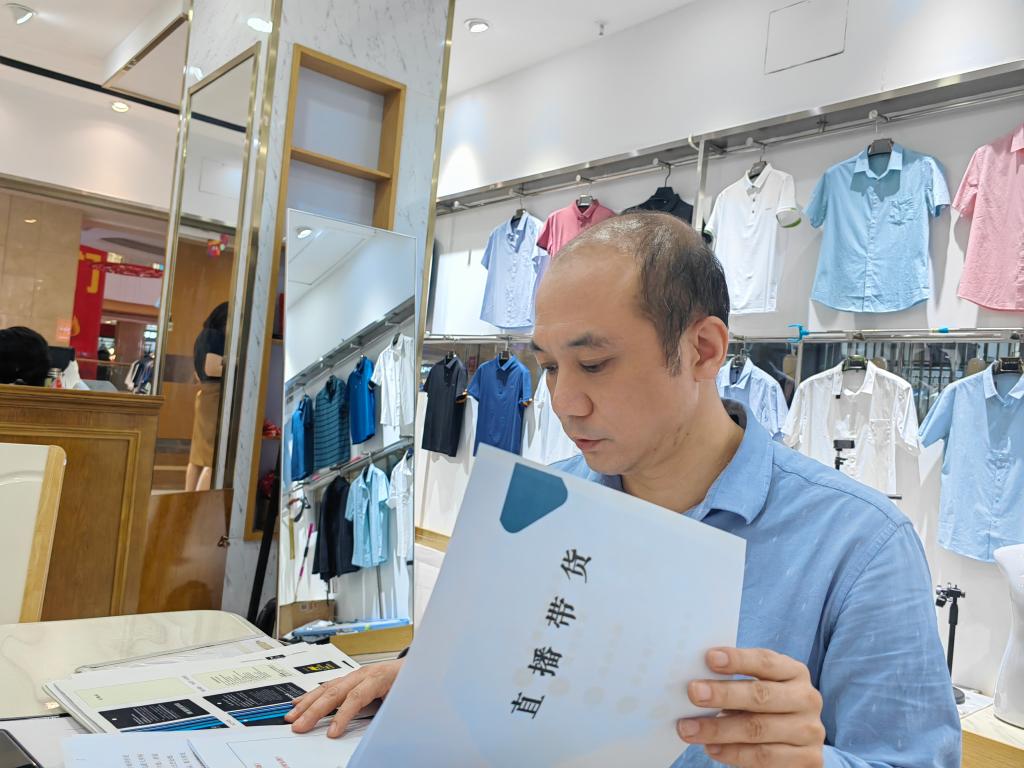 经营男装店铺的高新春在学习直播带货课程.新华社记者 张斌 摄