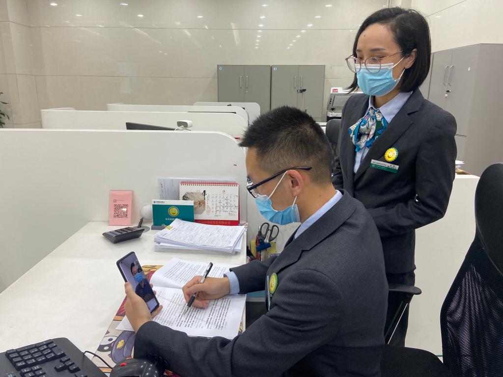 中国农业银行海宁市支行通过视频面签为受疫情影响企业高效办理贷款.