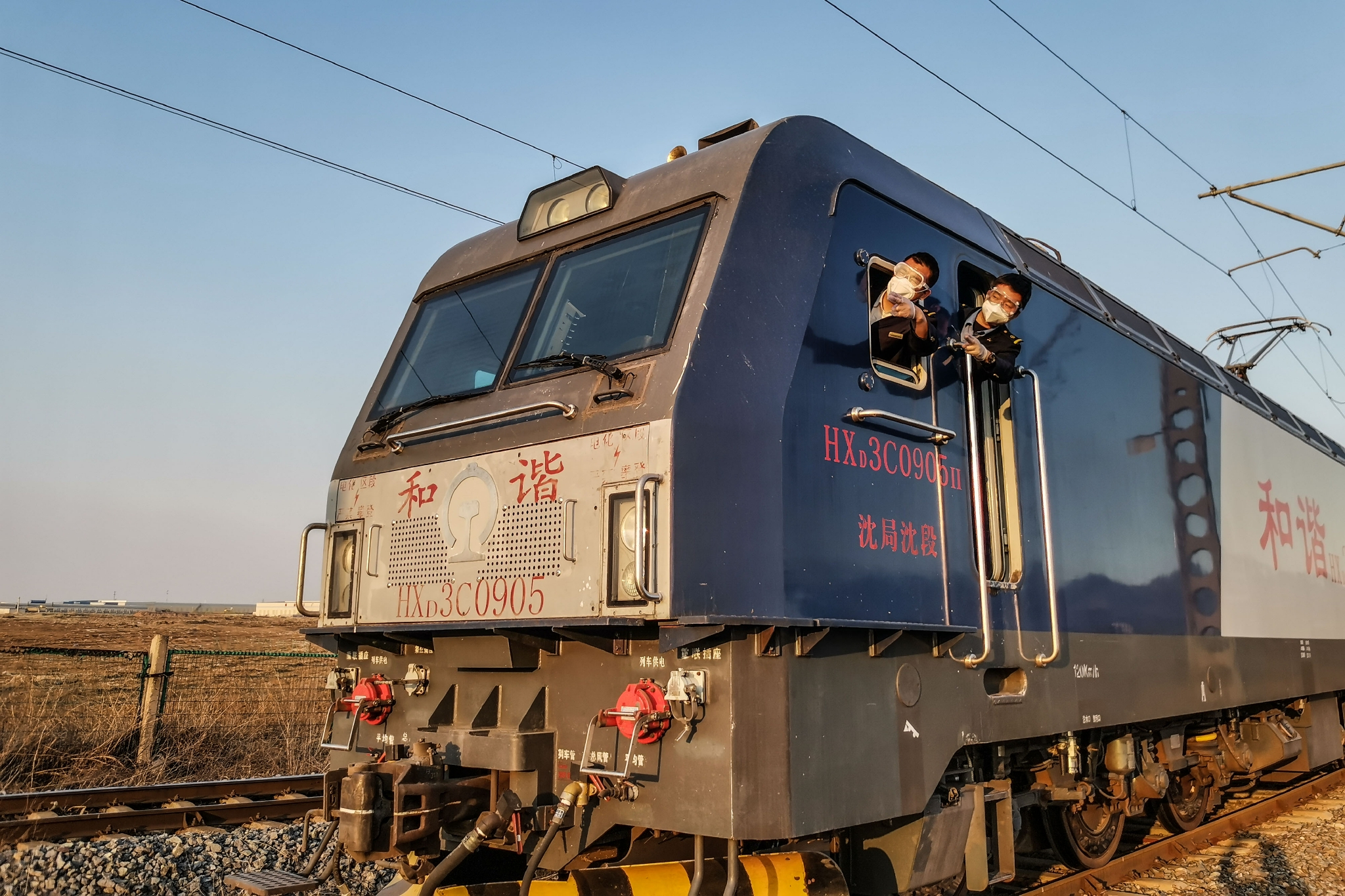 4月20日,沈阳机务段机车乘务员王大龙(左),刘晓勇担当货运列车牵引