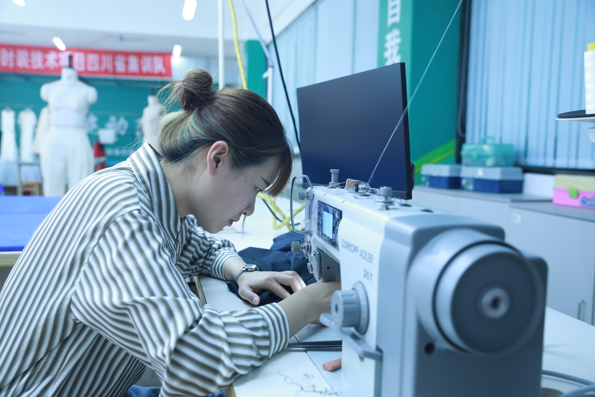 新华全媒00后服装制版师飞针走线纤手逐梦