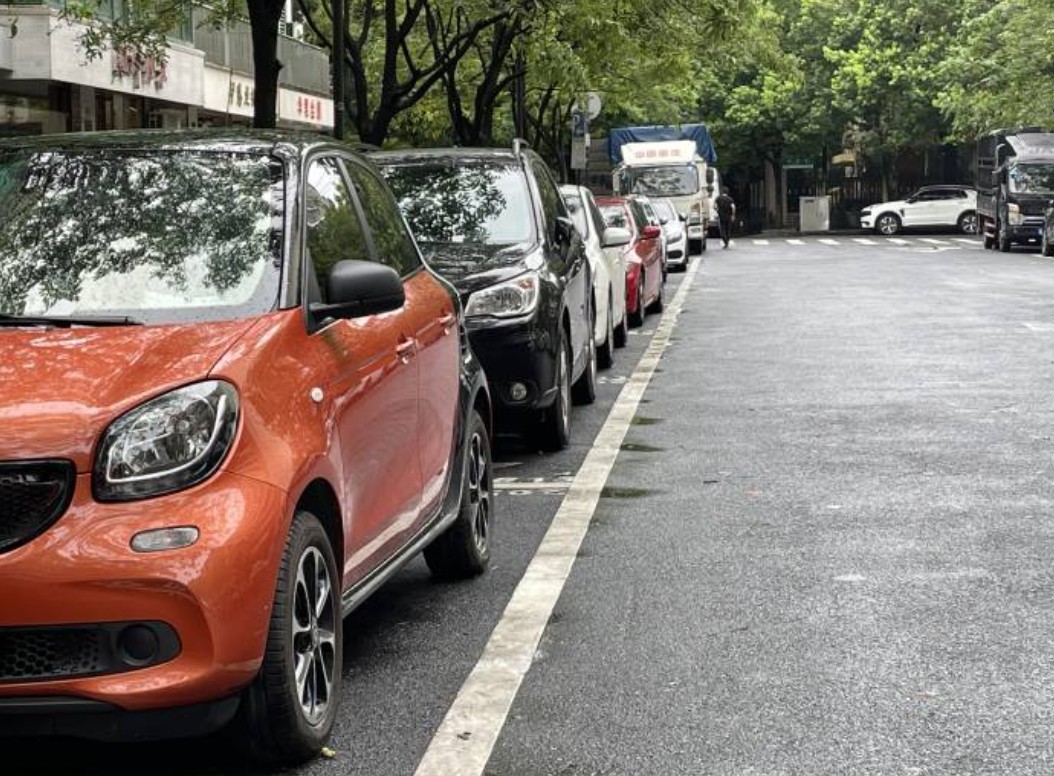 车主被隔离，停在道路泊位上的车还收停车费吗？城管回应来了休闲区蓝鸢梦想 - Www.slyday.coM