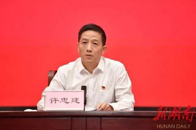 公开简历显示,新任怀化市委书记许忠建此前任湖南省纪委常务副书记,省