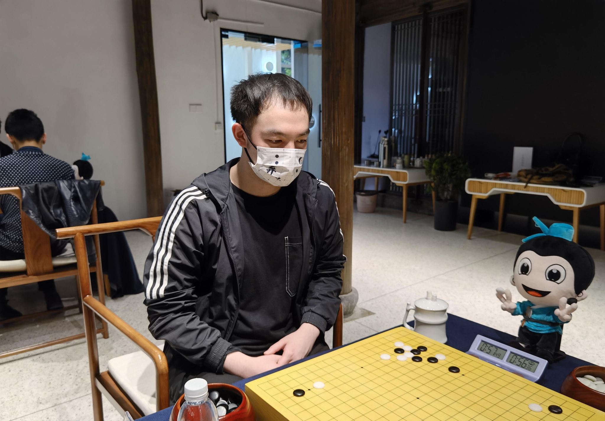 新九段收大礼李轩豪首次捧起烂柯杯