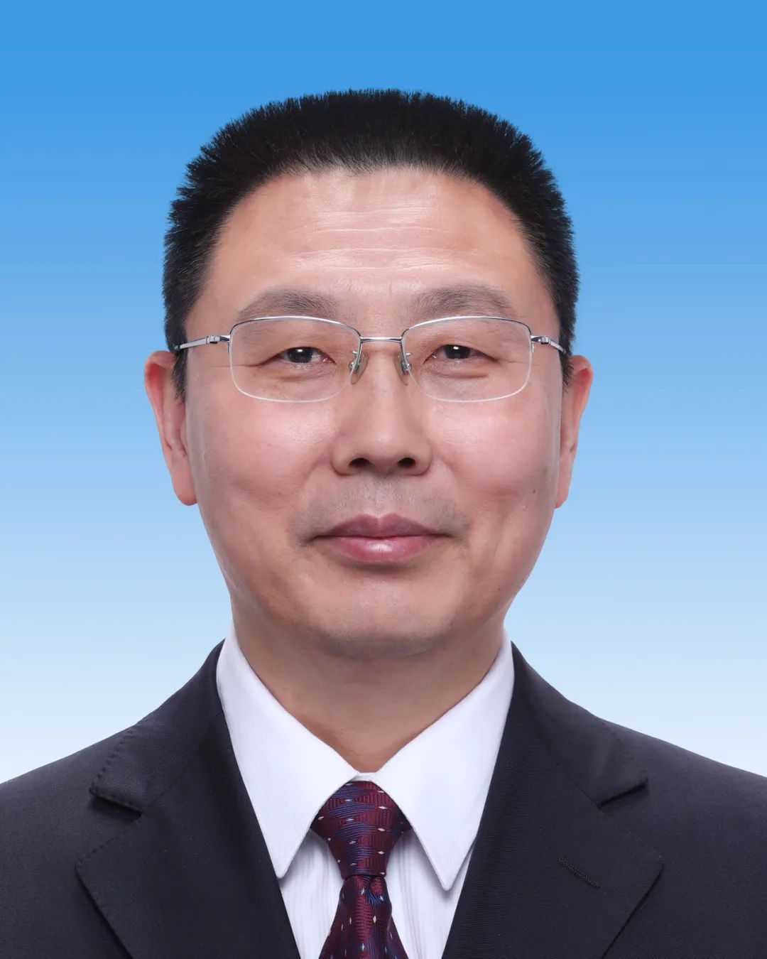 男,汉族,1967年5月生,研究生,法学硕士,中共党员,现任成都市委常委,市