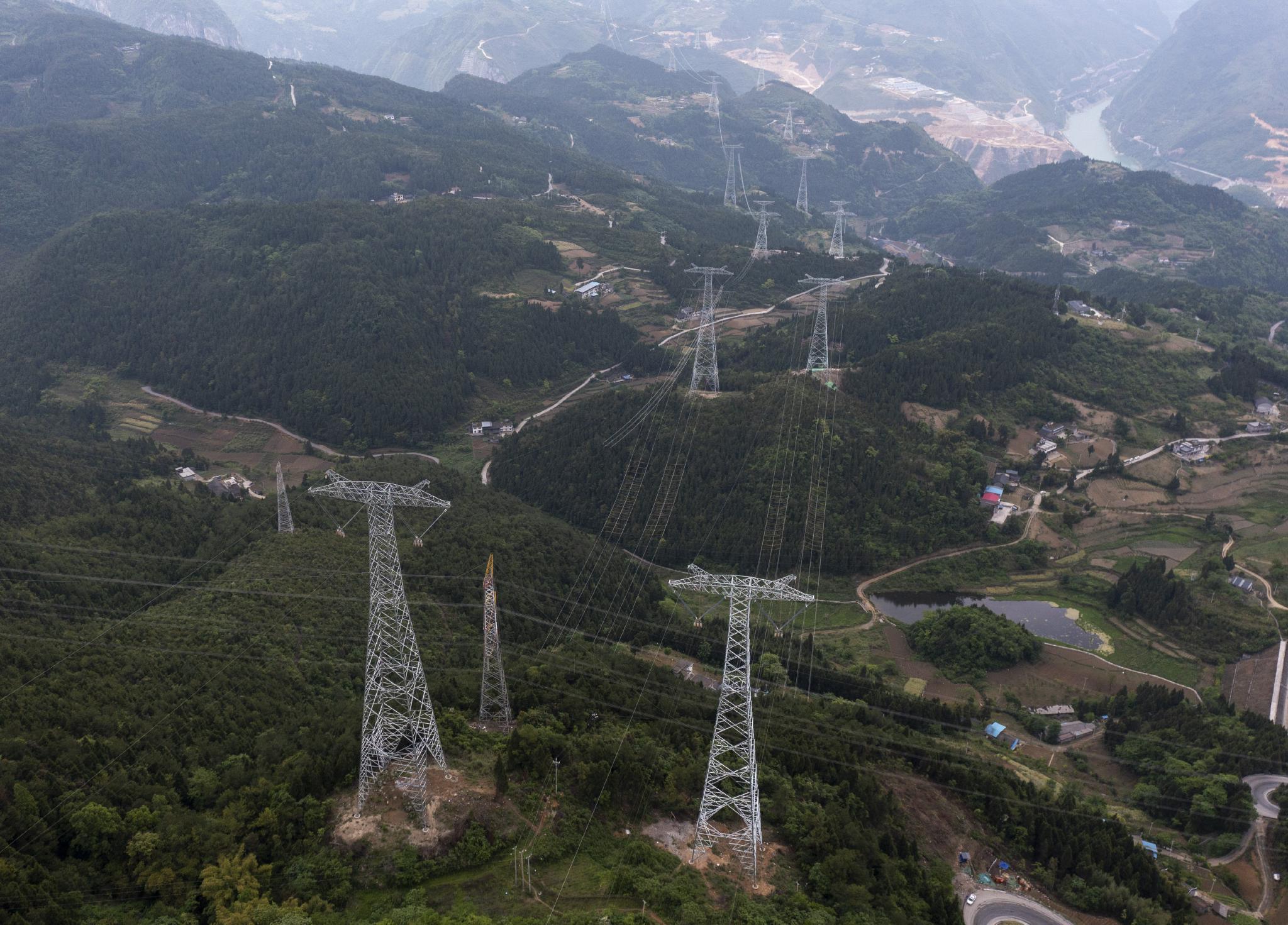 重庆首次完成两个特高压工程同步关键一跨