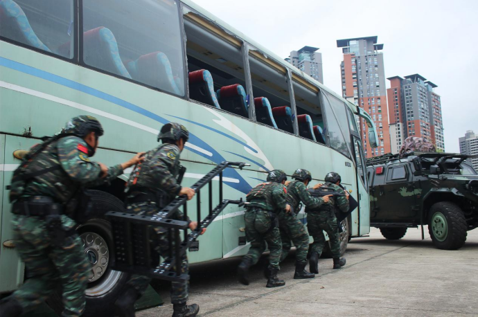多图直击武警特战队员反劫持演练 67|谈判_新浪财经_新浪网