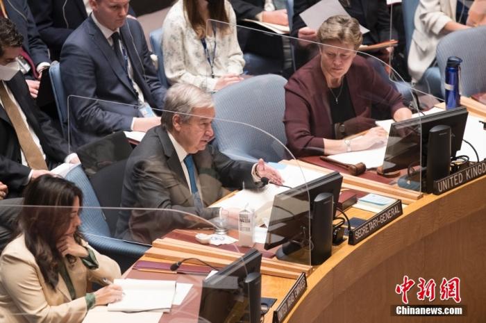 当地时间4月5日，联合国安理会在纽约联合国总部就乌克兰局势举行公开会。图为联合国秘书长古特雷斯在会上发言。中新社记者 廖攀 摄