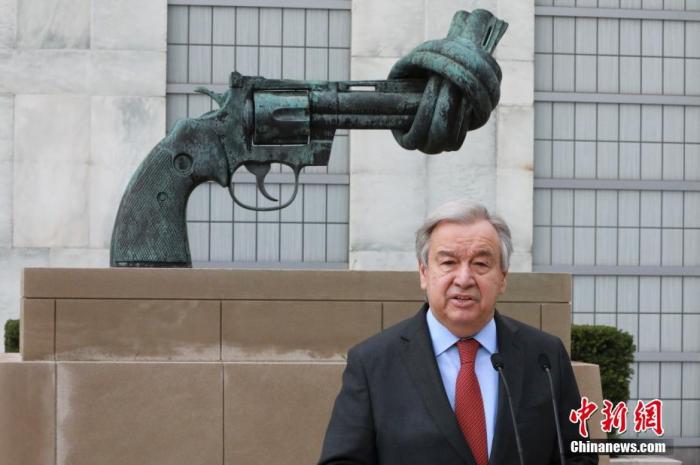  当地时间4月19日，联合国秘书长古特雷斯在纽约联合国总部《打结的手枪》雕塑前召开记者会，呼吁俄乌暂时停火，以开放人道主义走廊。中新社记者 廖攀 摄