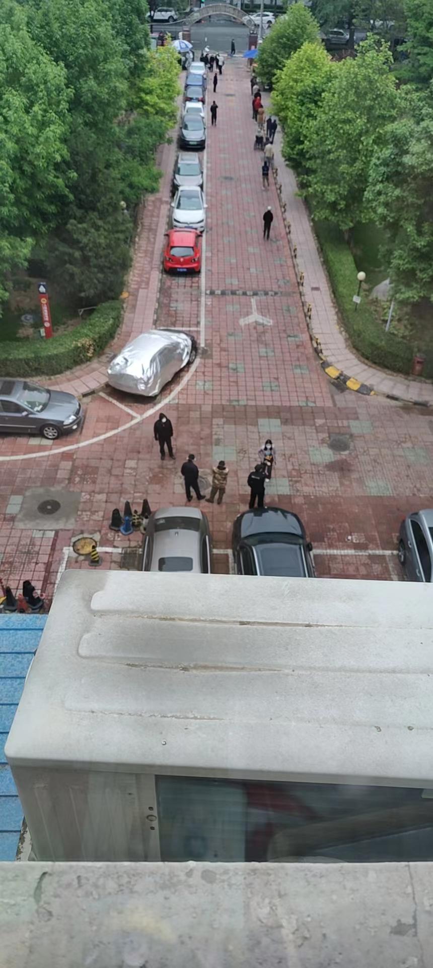 我往窗外一看同事正在楼下找采访对象封控日记