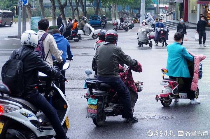 济南街头骑电动车一族不戴头盔的还不少5月1日起将罚款