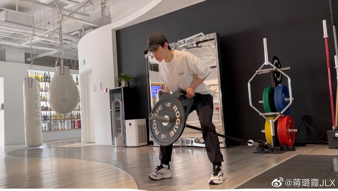 生活中,蒋璐霞一直有健身的习惯.  图片来自其微博