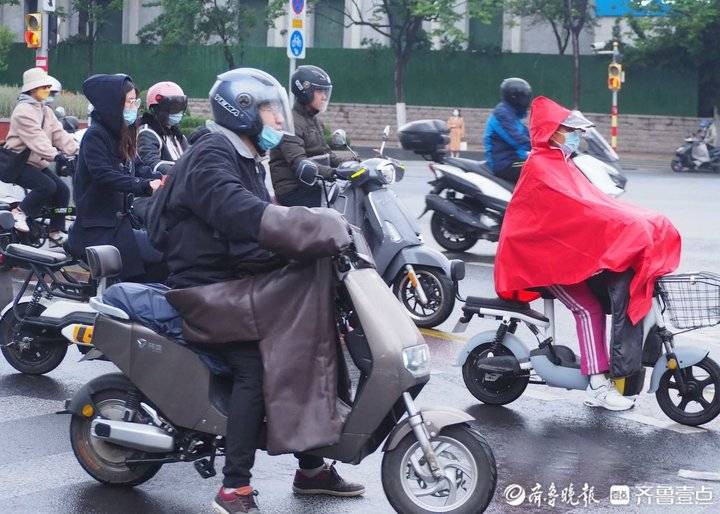 4月28日下班时间,济南经十路,历山路等主干道上,骑电动车的人络绎不绝