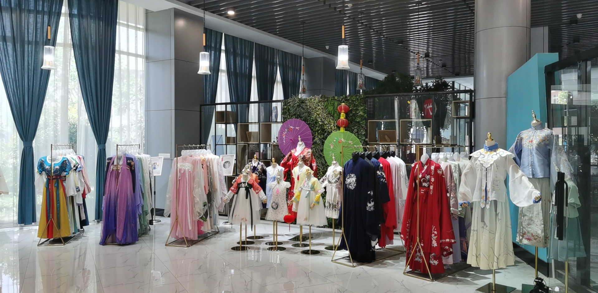 曹县e裳小镇电商孵化园内的汉服展厅一角.