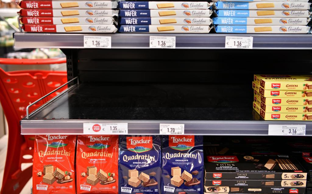 4月1日，意大利罗马一家超市货架上部分商品缺货。新华社记者金马梦妮摄