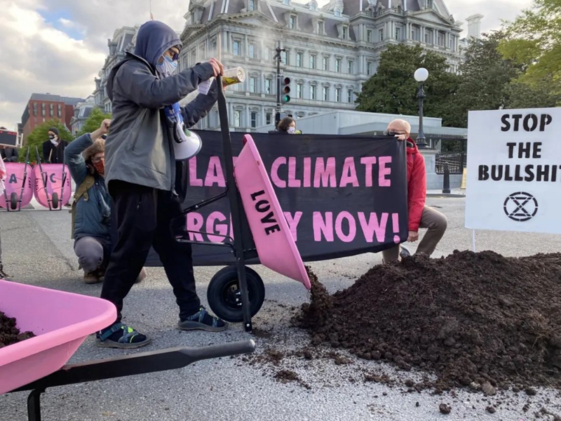 ▲ 2021年4月21日，众多环保人士聚集在白宫附近，将牛粪倾倒在马路上，抗议拜登政府毫无作为的气候政策。