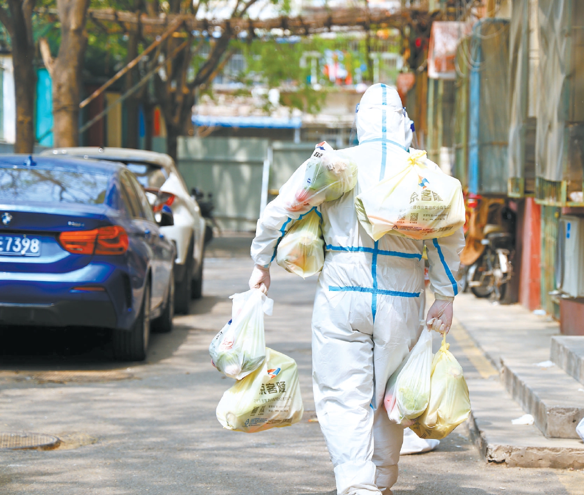 李悦，你的背影感动了很多人，他对记者说：“我只是所有社工的缩影”