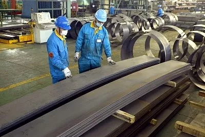 江苏无锡钢铁加工厂赶制订单产品 来源:视觉中国