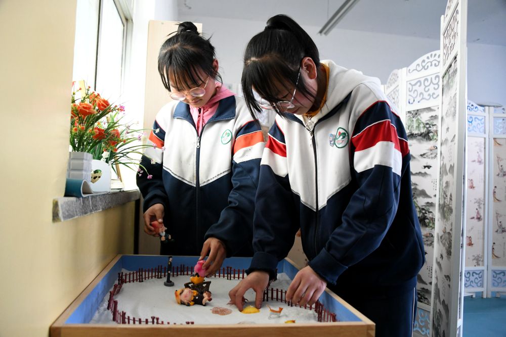 4月28日,两位甘肃省定西市陇西县首阳中学学生正在参加丰富多彩的社团
