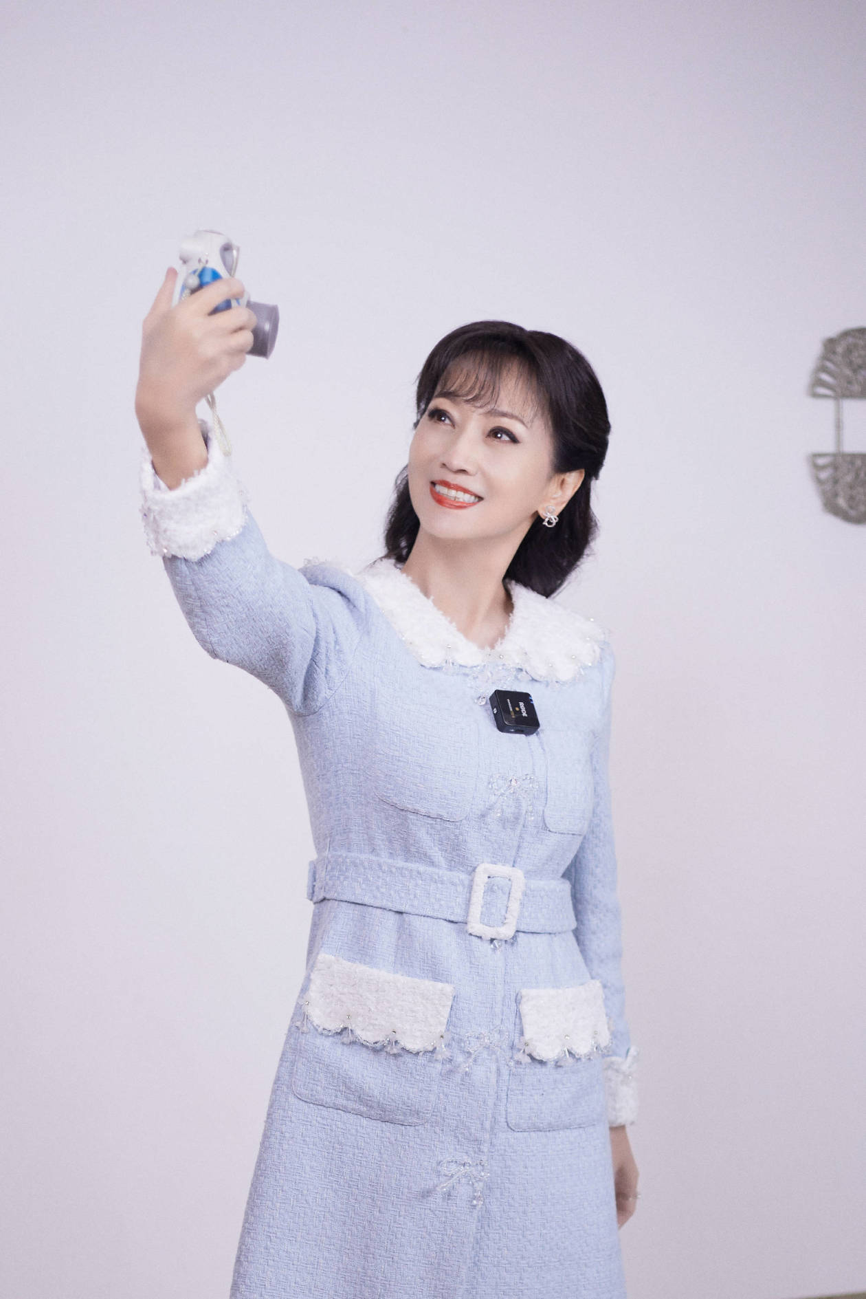 赵雅芝穿蓝色连衣裙笑容温婉气质满分