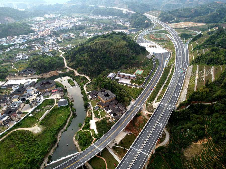 一路领略世遗土楼风光  漳武高速漳州南靖段建成通车