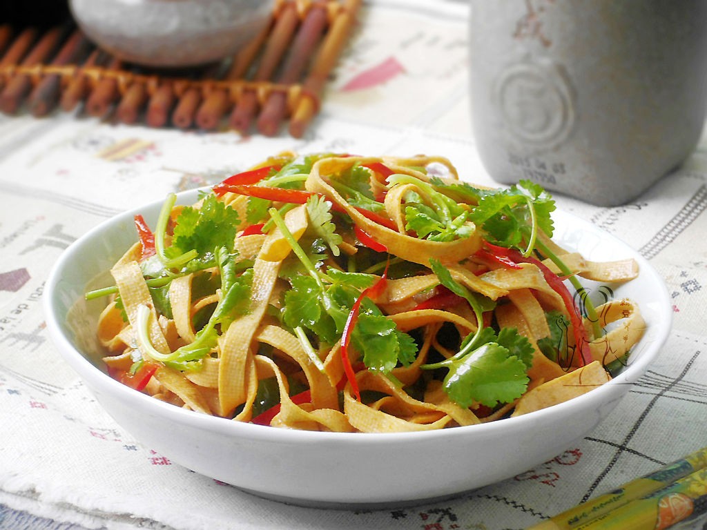 简单小拌菜香菜豆腐皮口味鲜美当下酒菜真不错