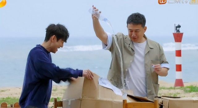 张艺兴捉迷藏被识破,黄磊一秒开箱子,无效密码梦回《极限挑战》休闲区蓝鸢梦想 - Www.slyday.coM 张艺兴捉迷藏被识破,黄磊一秒开箱子,无效密码梦回《极限挑战》休闲区蓝鸢梦想 - Www.slyday.coM