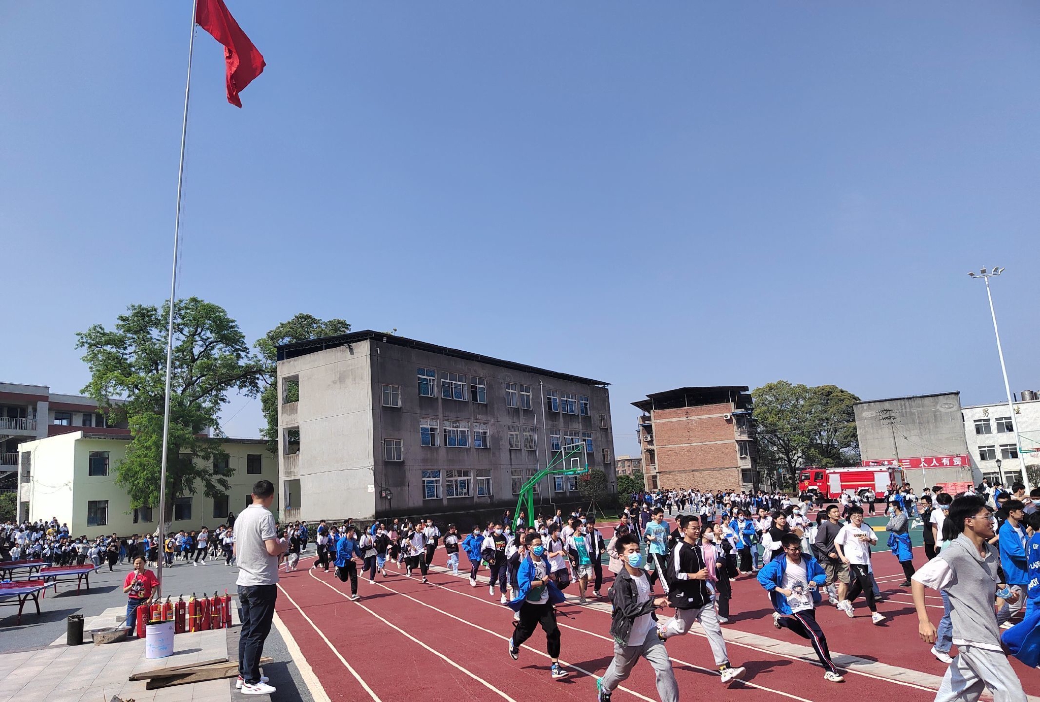 织密安全网守护师生安全仁寿县龙正中学举行安全应急演练