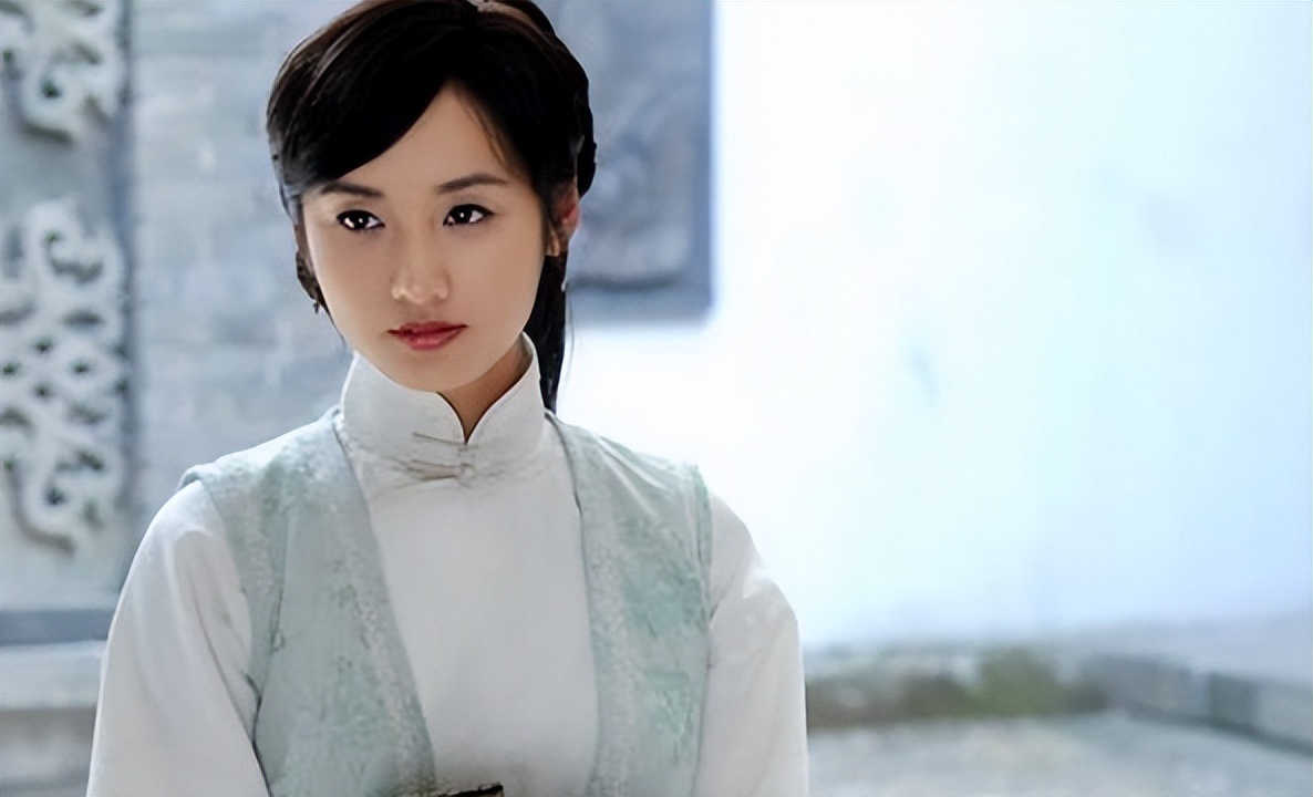 吕一穿运动内衣做瑜伽身材纤细肋骨突出一双长腿又直又细