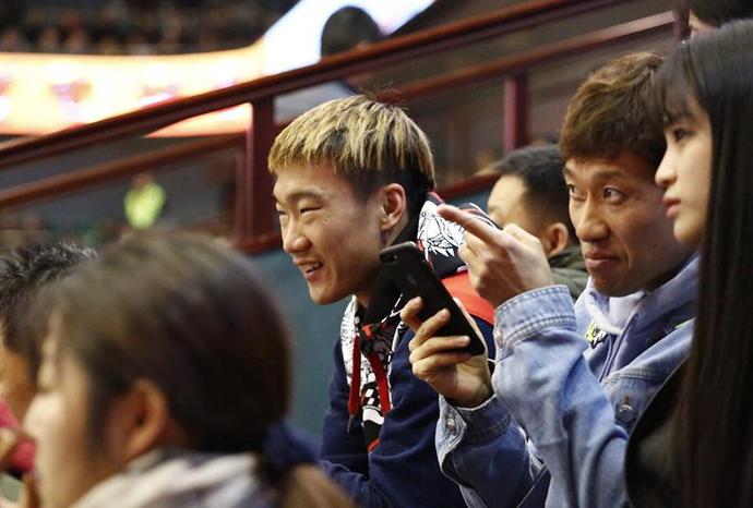 刘军帅走了20岁混血中卫来了徐新为何不续约都是违约金的锅