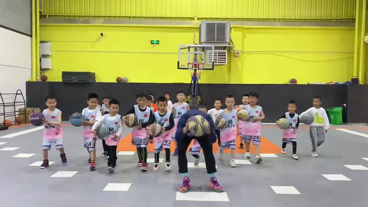 又到了夏天光膀子打球的季节汗水不会辜负你